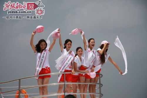 佳麗在閃電河水庫游船上